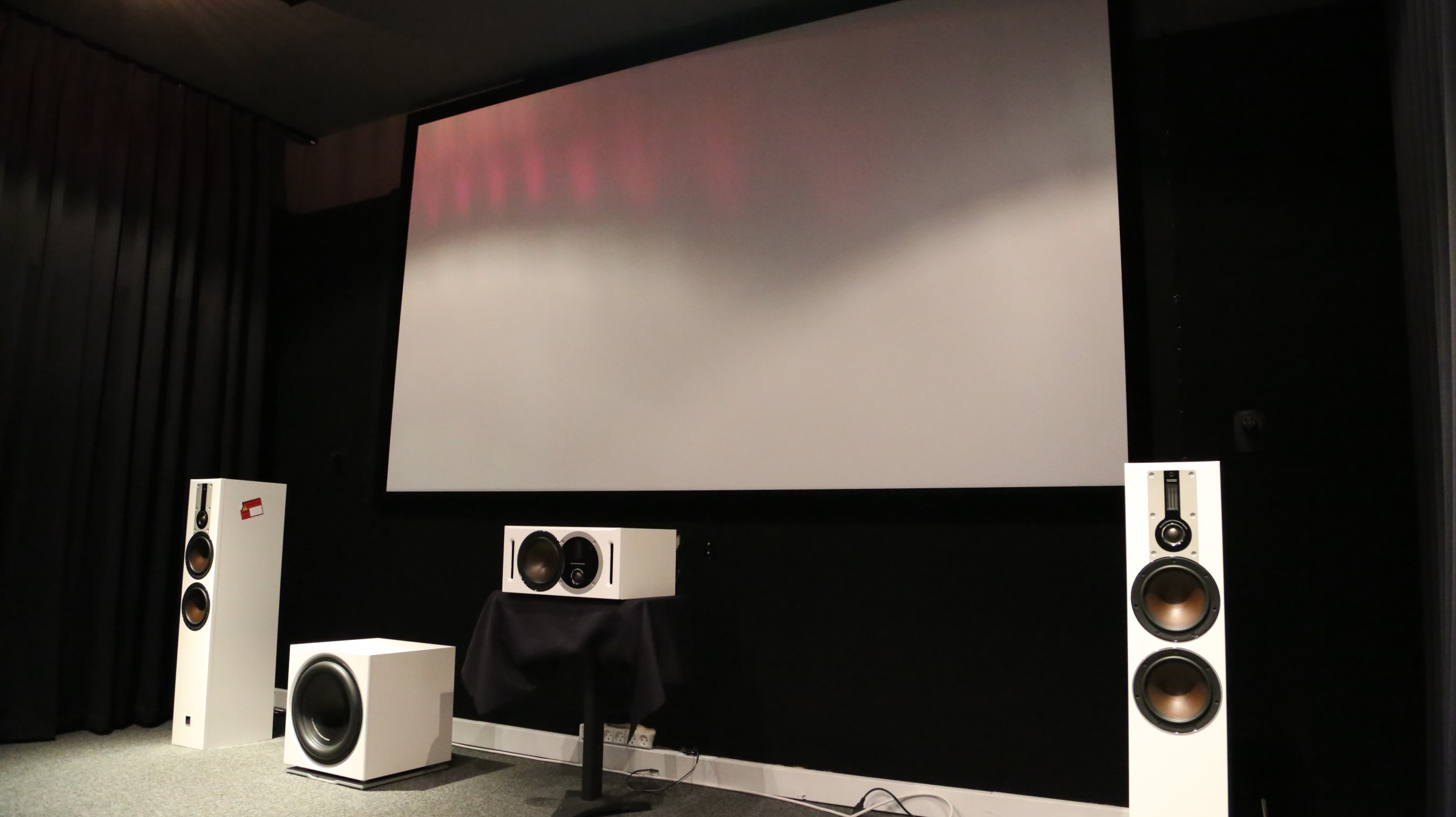 27、通过白色简约的DALI OPTICON影院扬声器系统，构筑了一个专业私人影院.jpg